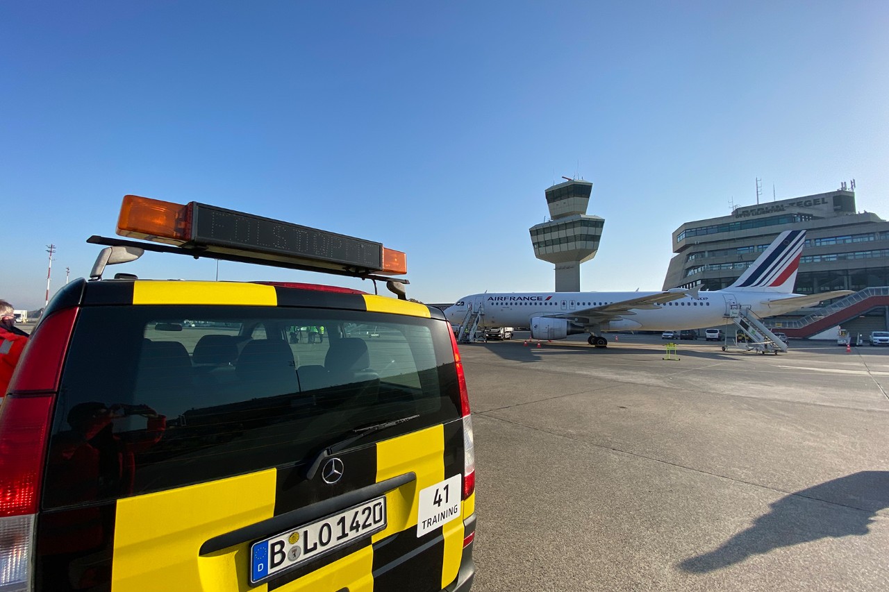 Die Maschine des Fluges AF1235 befindet sich zur Abfertigung auf dem Vorfeld in TXL. (Bildquelle: BER / photothek.de)